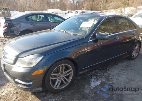 2012 Mercedes-Benz C 300 Luxury 4Matic/Sport 4Matic из США, поврежденный, VIN WDDGF8BB4CA612099